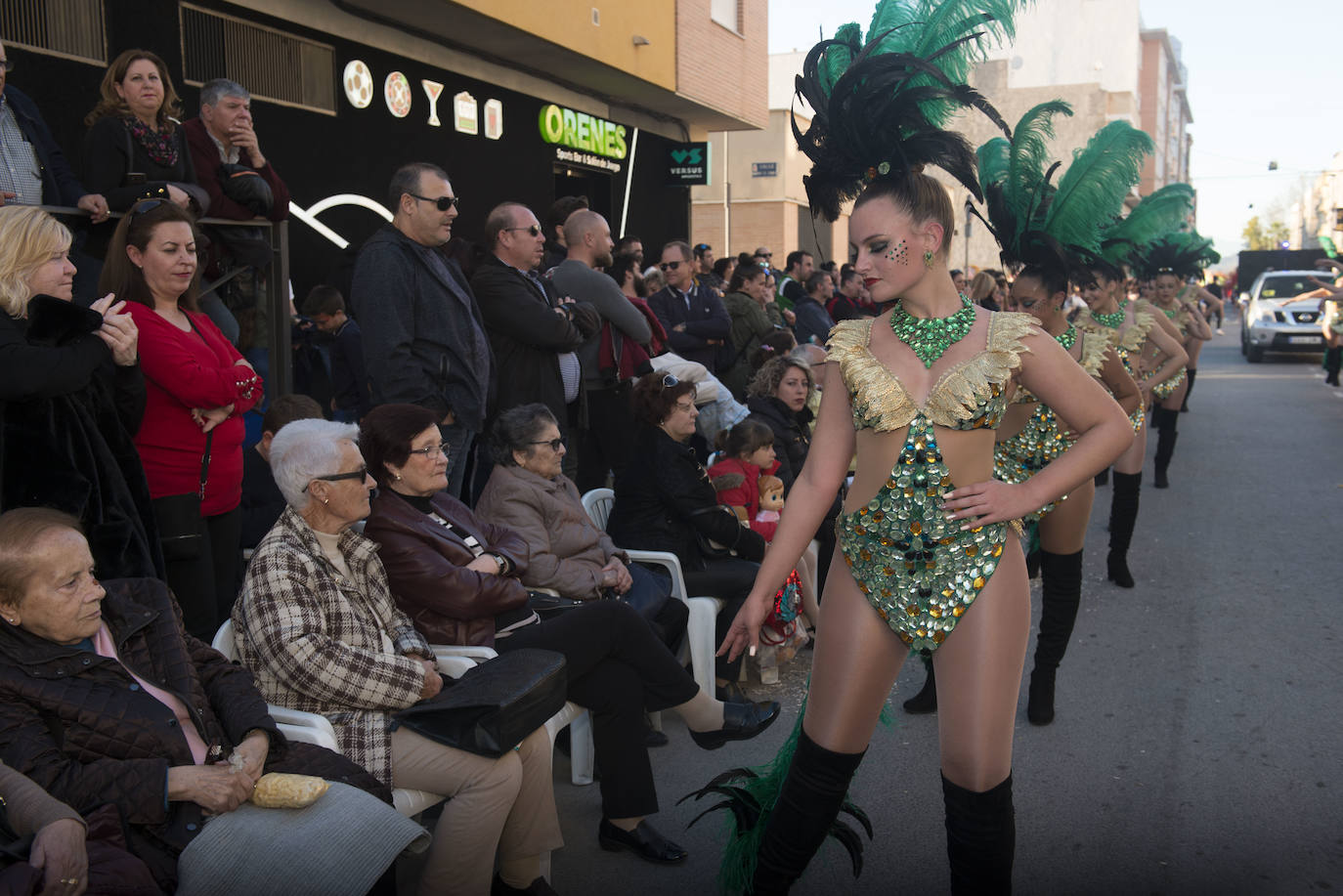Fotos: La Chirigota abre el gran desfile de comparsas en Beniaján
