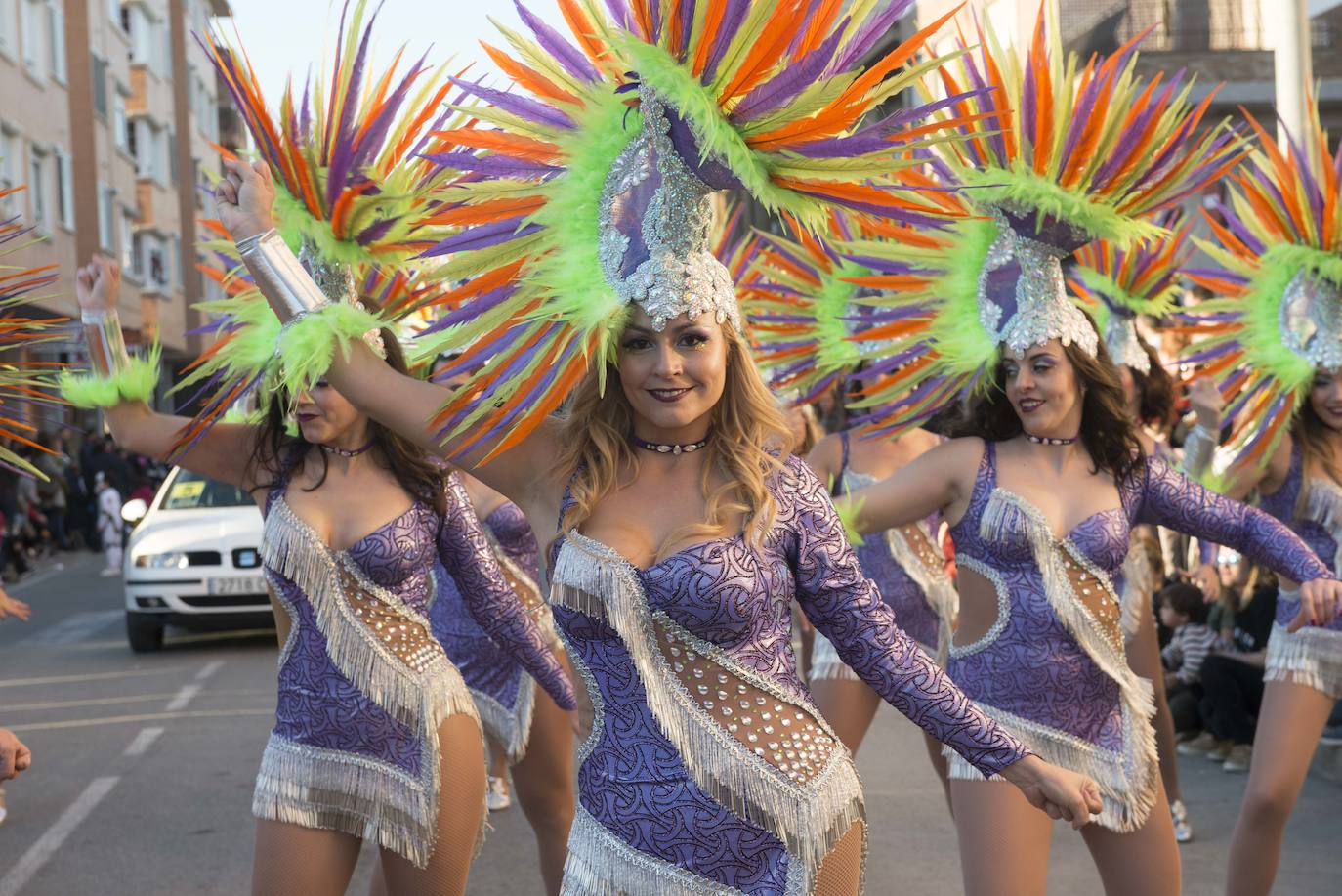 Fotos: La Chirigota abre el gran desfile de comparsas en Beniaján