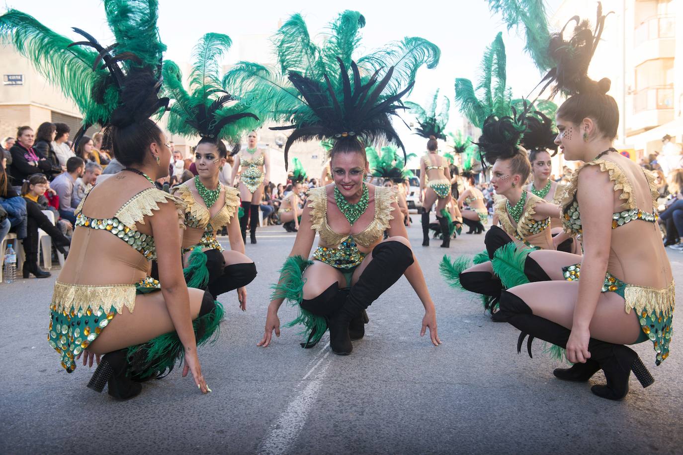 Fotos: La Chirigota abre el gran desfile de comparsas en Beniaján