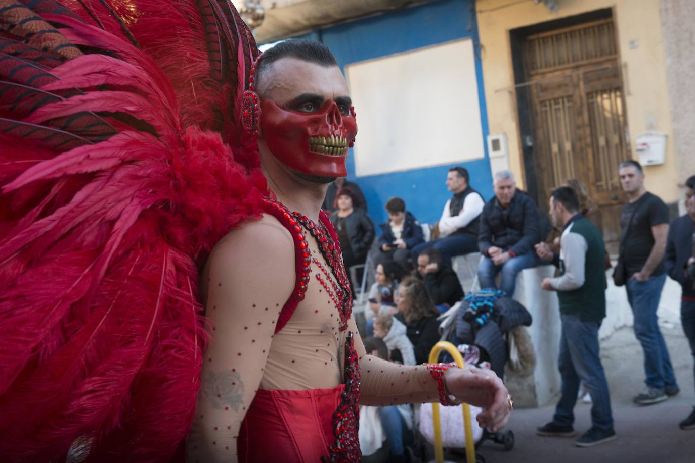 Fotos: La Chirigota abre el gran desfile de comparsas en Beniaján