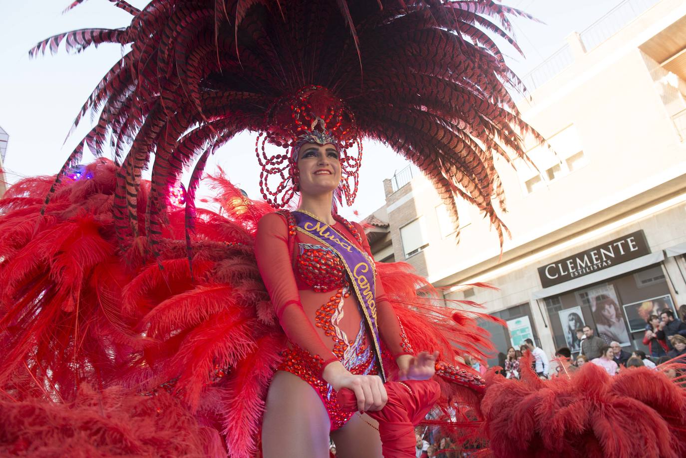 Fotos: La Chirigota abre el gran desfile de comparsas en Beniaján