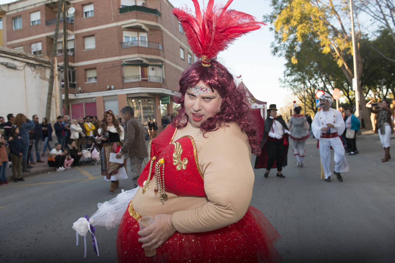 Fotos: La Chirigota abre el gran desfile de comparsas en Beniaján