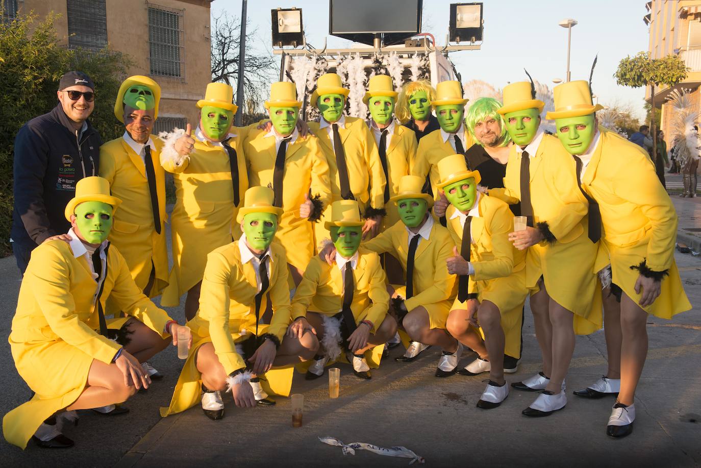 Fotos: La Chirigota abre el gran desfile de comparsas en Beniaján