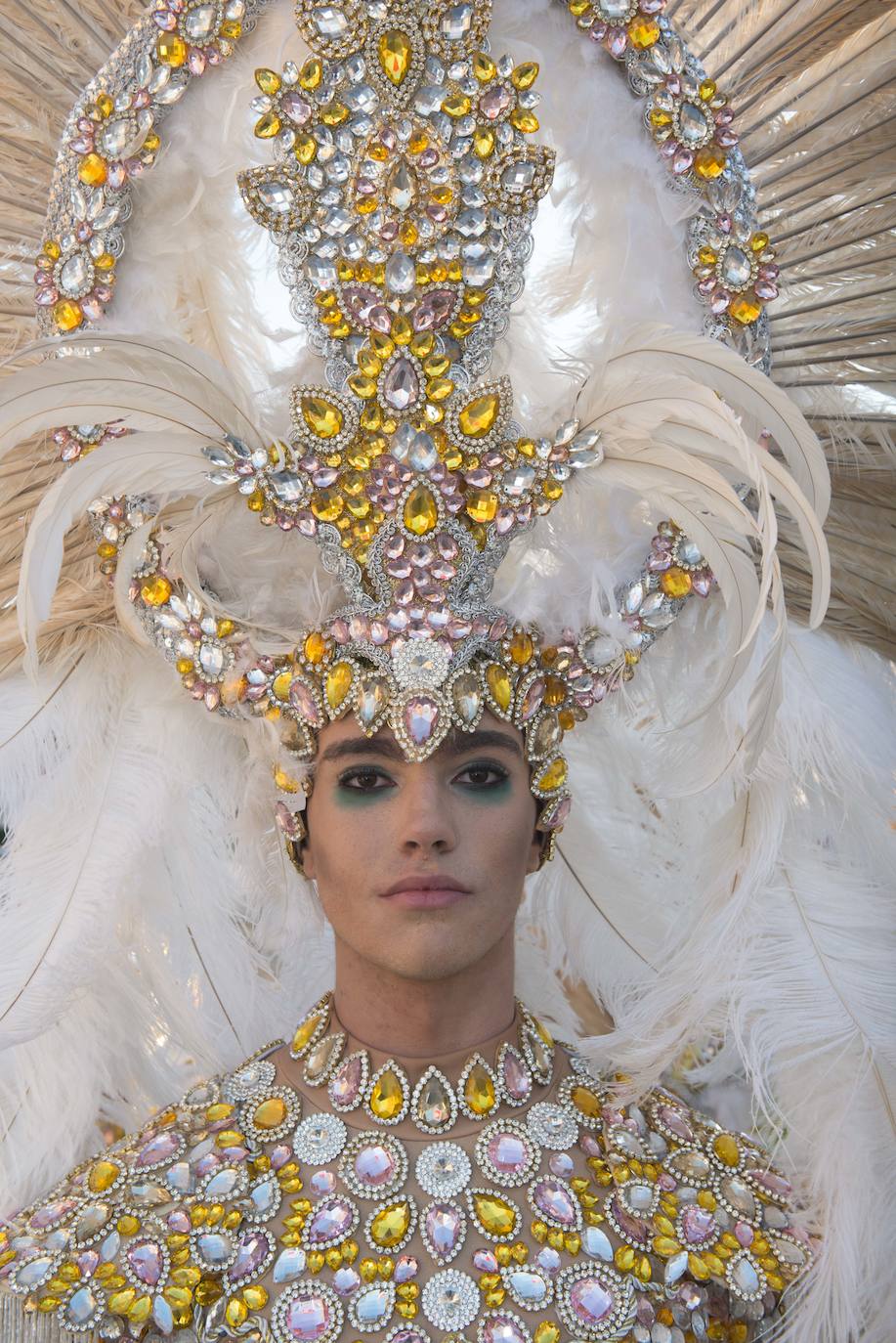 Fotos: La Chirigota abre el gran desfile de comparsas en Beniaján