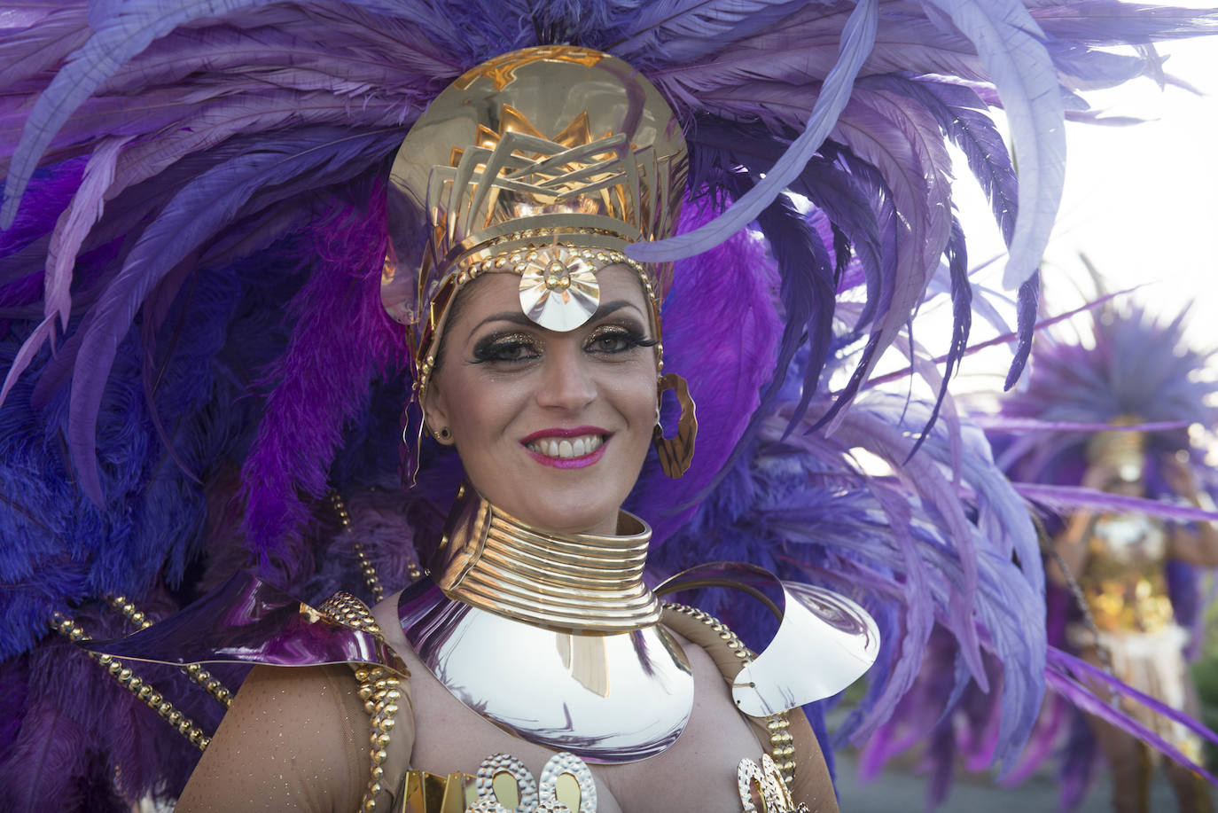 Fotos: La Chirigota abre el gran desfile de comparsas en Beniaján