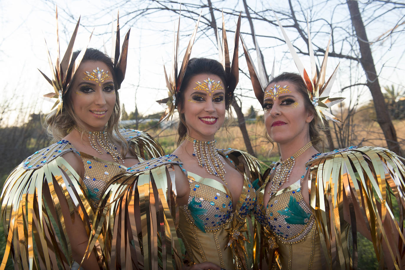 Fotos: La Chirigota abre el gran desfile de comparsas en Beniaján