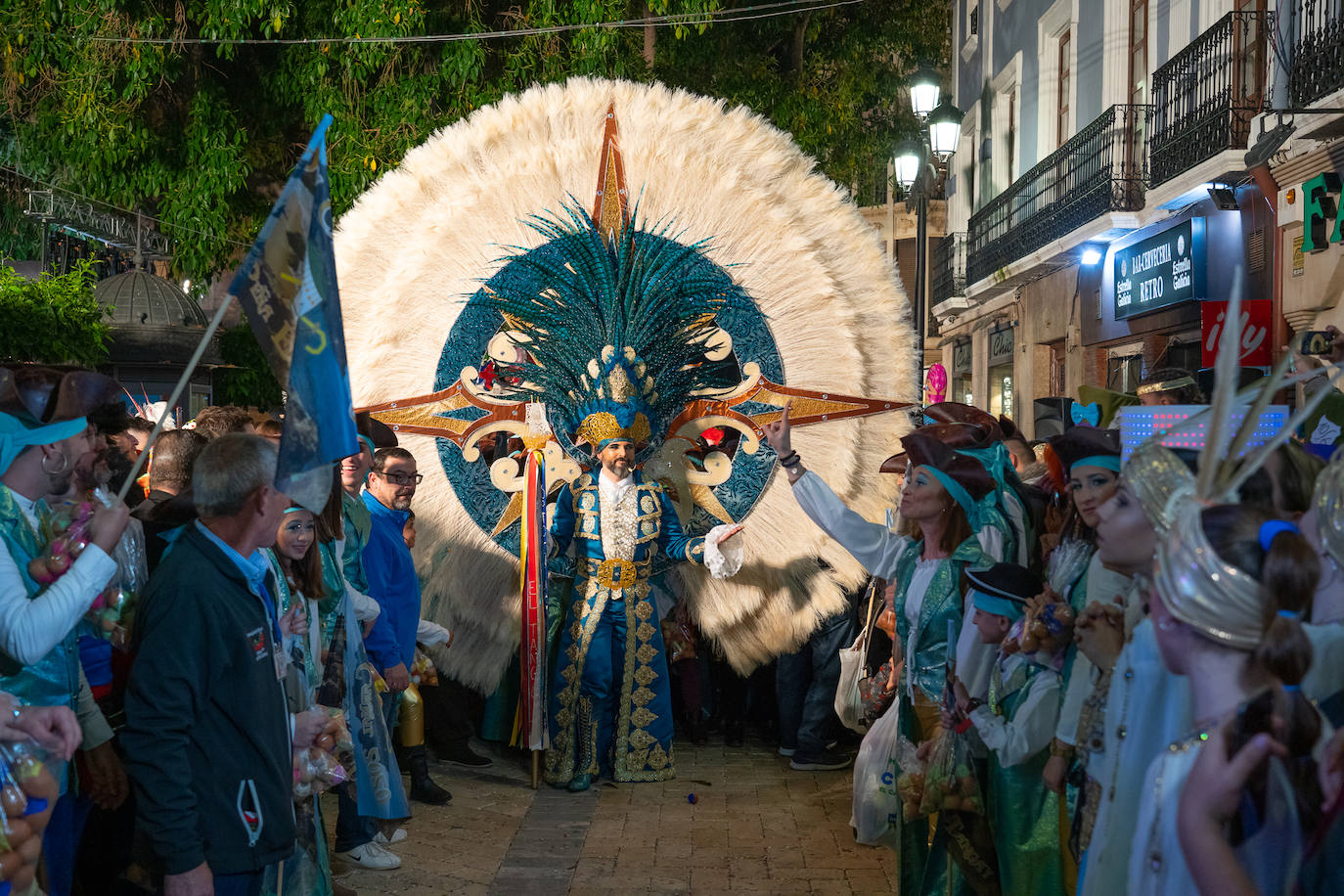 El actor Fernando Tejero se viste de juglar y relata en su pregón cómo habría sido su vida en Águilas: «Me perdí de chaval tener mis días de fútbol en El Rubial».