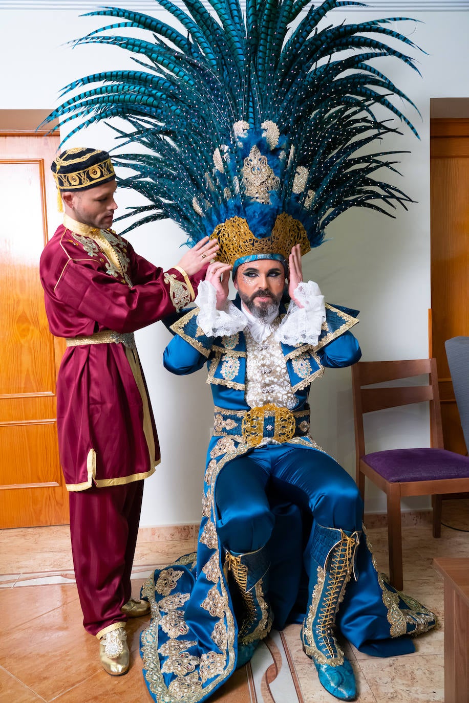 El actor Fernando Tejero se viste de juglar y relata en su pregón cómo habría sido su vida en Águilas: «Me perdí de chaval tener mis días de fútbol en El Rubial».