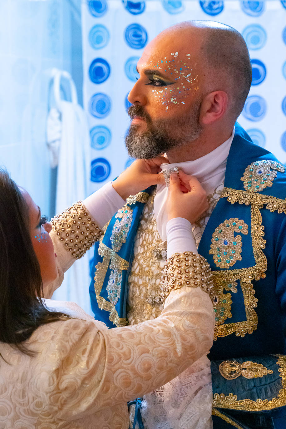 El actor Fernando Tejero se viste de juglar y relata en su pregón cómo habría sido su vida en Águilas: «Me perdí de chaval tener mis días de fútbol en El Rubial».