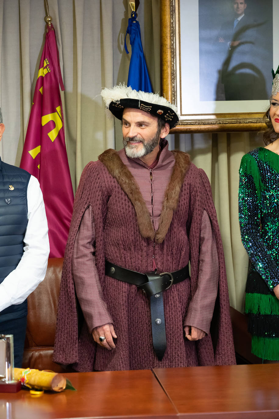 El actor Fernando Tejero se viste de juglar y relata en su pregón cómo habría sido su vida en Águilas: «Me perdí de chaval tener mis días de fútbol en El Rubial».