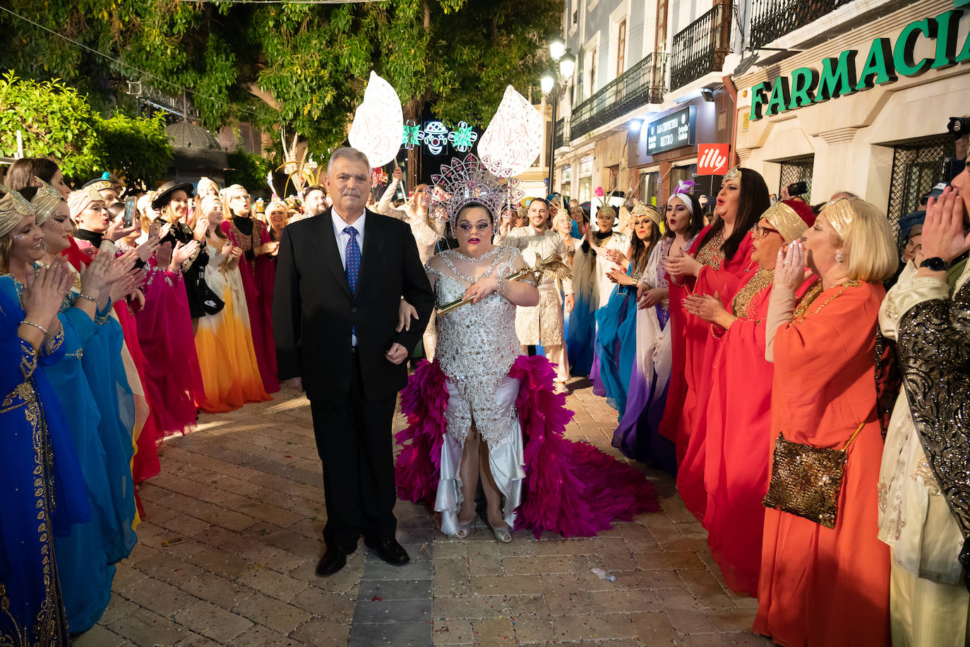 El actor Fernando Tejero se viste de juglar y relata en su pregón cómo habría sido su vida en Águilas: «Me perdí de chaval tener mis días de fútbol en El Rubial».