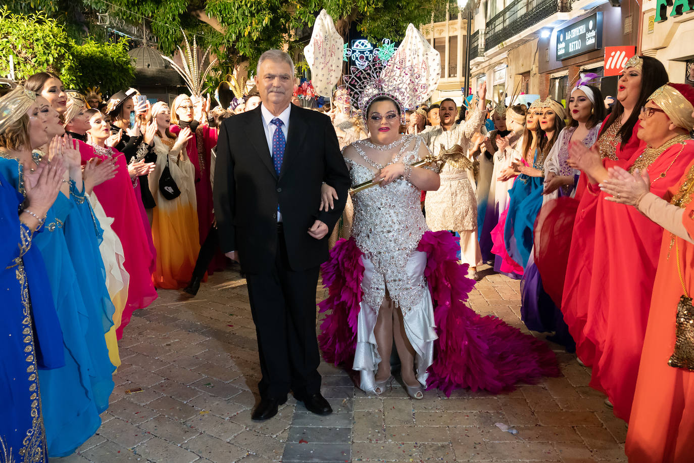 El actor Fernando Tejero se viste de juglar y relata en su pregón cómo habría sido su vida en Águilas: «Me perdí de chaval tener mis días de fútbol en El Rubial».