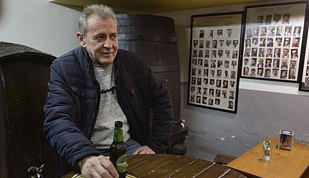 Eduardo Pueyo del Río, esta semana, en una taberna del barrio murciano de Santa Eulalia.