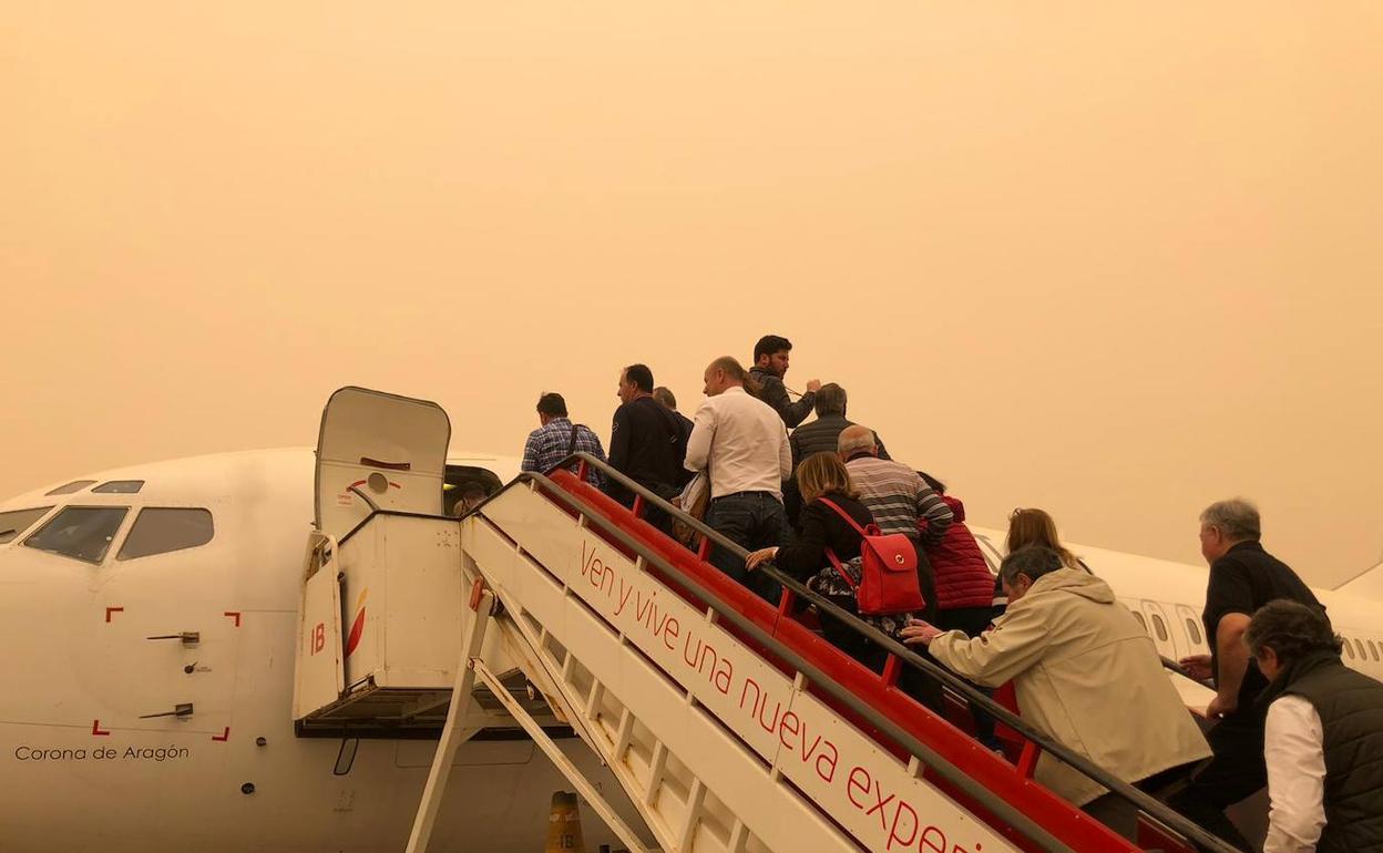La expedición murciana embarca en el avión para volver de Tenerife.