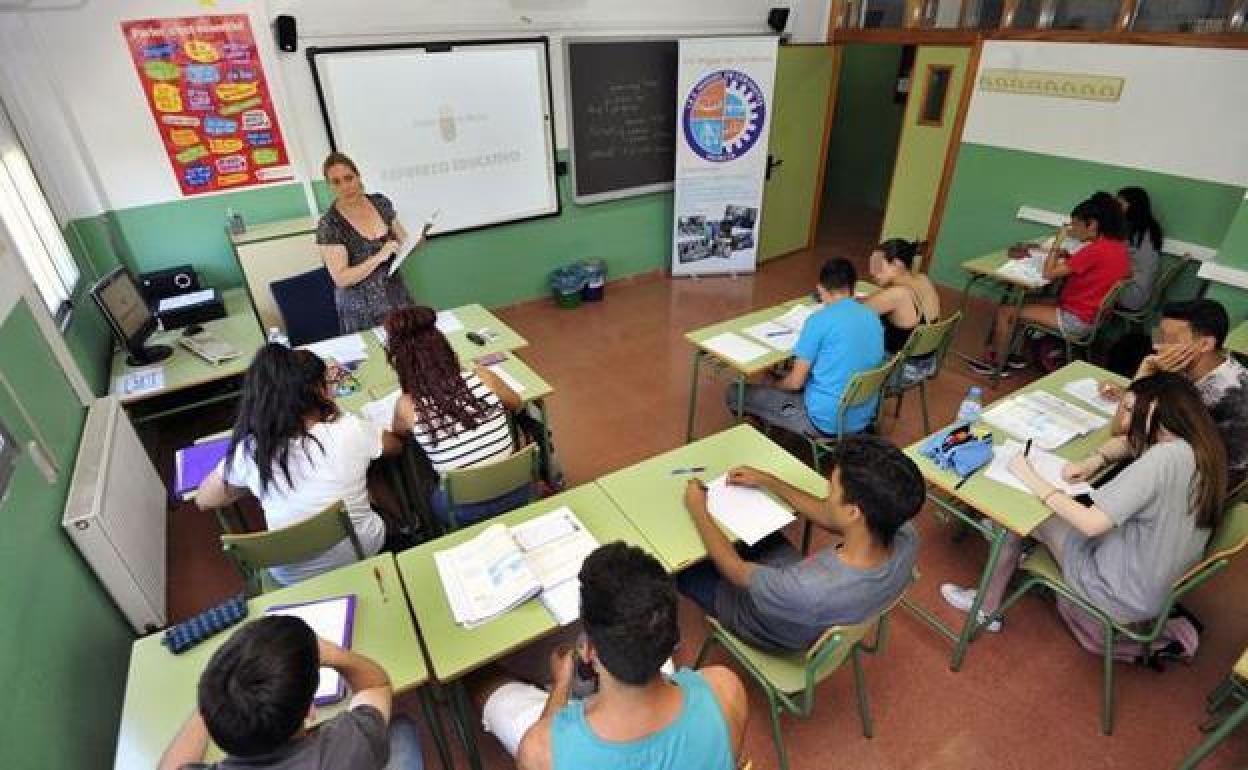 Varios alumnos asiten a clase en un instituto murciano en una imagen de archivo. 