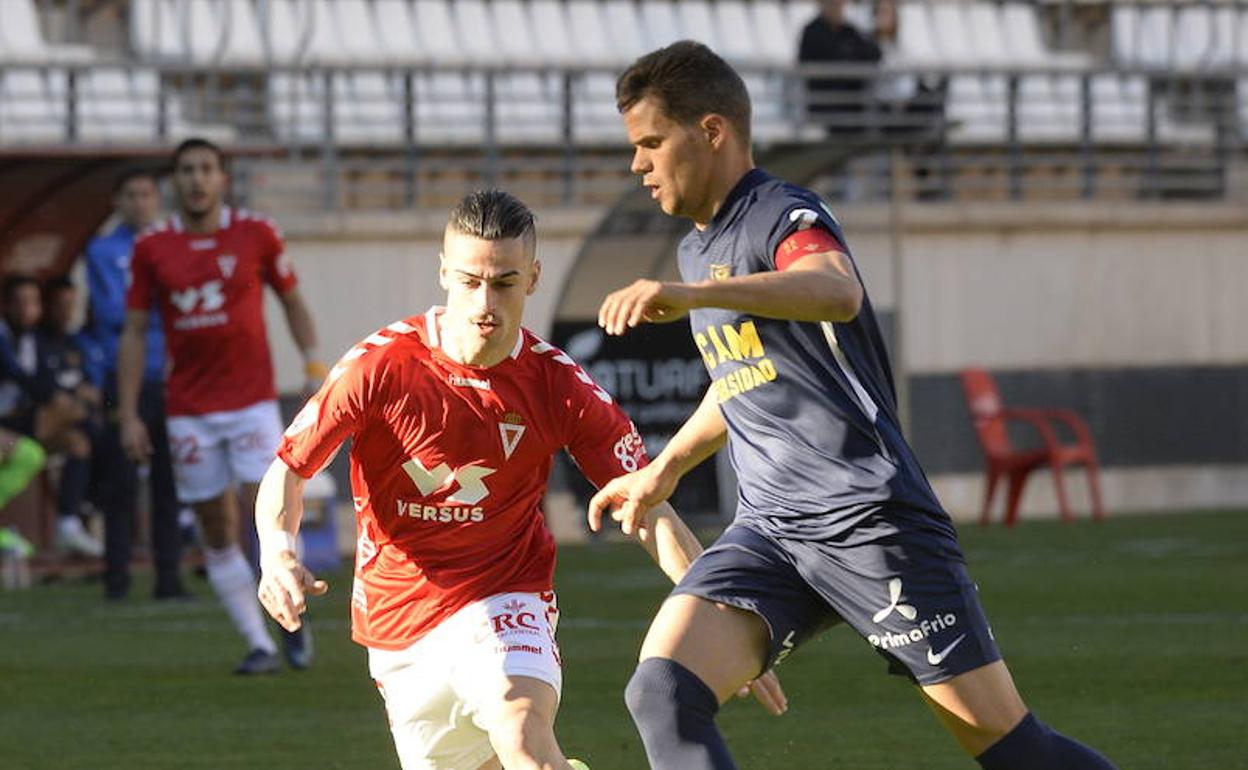 Dorrio y Hugo Álvarez pelean por el balón durante el partido.