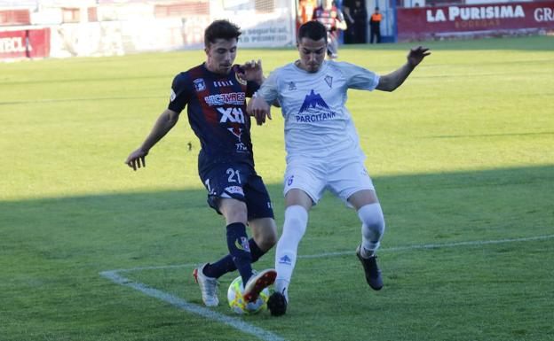 El goleador Luis Castillo pugna con Montero, en el partido de este domingo en La Constitución.