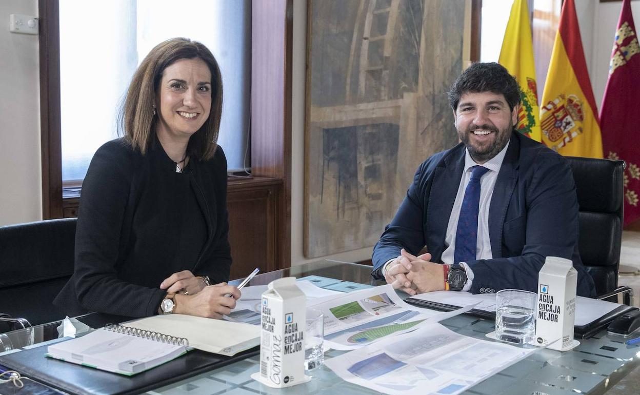 La alcaldesa de Archena, Patricia Fernández, y el presidente regional, Fernando López Miras, este lunes.
