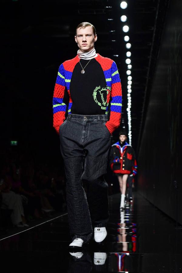 Looks total 'black' y el dúo azul-rojo en los diseños de Versace se vieron en la pasarela de Milán. La diseñadora italiana da protagonismo también al estampado floral y al print animal de cebra combinado con grandes gafas y bolsos tanto para mujeres como para hombres. 