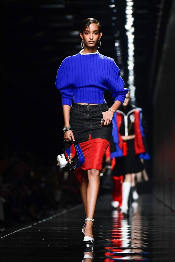 Looks total 'black' y el dúo azul-rojo en los diseños de Versace se vieron en la pasarela de Milán. La diseñadora italiana da protagonismo también al estampado floral y al print animal de cebra combinado con grandes gafas y bolsos tanto para mujeres como para hombres. 