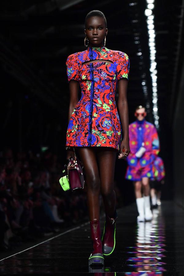 Looks total 'black' y el dúo azul-rojo en los diseños de Versace se vieron en la pasarela de Milán. La diseñadora italiana da protagonismo también al estampado floral y al print animal de cebra combinado con grandes gafas y bolsos tanto para mujeres como para hombres. 