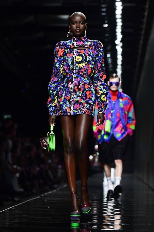 Looks total 'black' y el dúo azul-rojo en los diseños de Versace se vieron en la pasarela de Milán. La diseñadora italiana da protagonismo también al estampado floral y al print animal de cebra combinado con grandes gafas y bolsos tanto para mujeres como para hombres. 