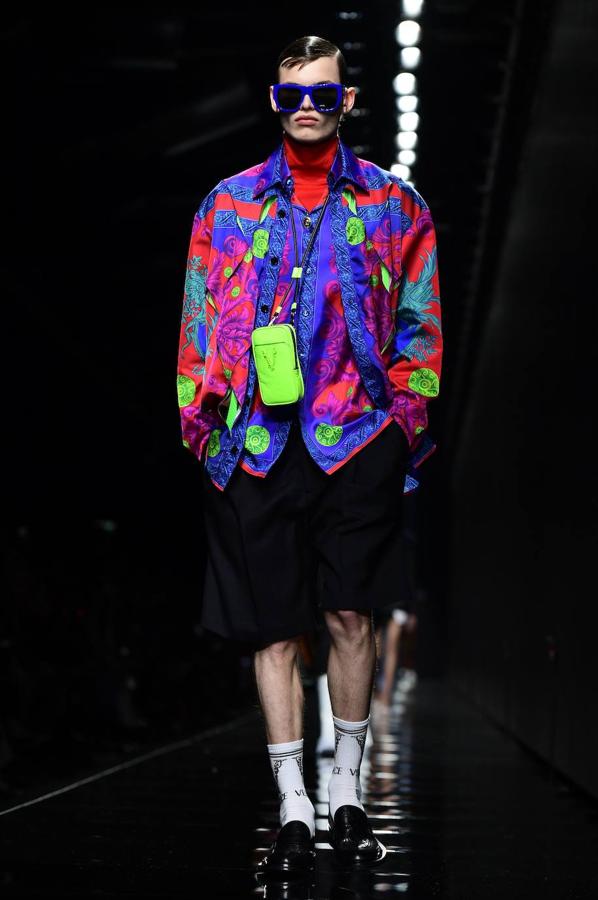 Looks total 'black' y el dúo azul-rojo en los diseños de Versace se vieron en la pasarela de Milán. La diseñadora italiana da protagonismo también al estampado floral y al print animal de cebra combinado con grandes gafas y bolsos tanto para mujeres como para hombres. 