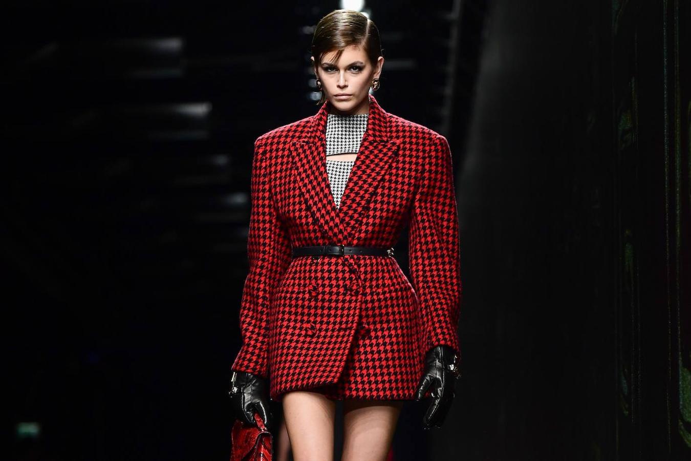 Looks total 'black' y el dúo azul-rojo en los diseños de Versace se vieron en la pasarela de Milán. La diseñadora italiana da protagonismo también al estampado floral y al print animal de cebra combinado con grandes gafas y bolsos tanto para mujeres como para hombres. 