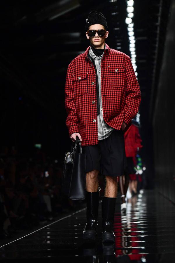 Looks total 'black' y el dúo azul-rojo en los diseños de Versace se vieron en la pasarela de Milán. La diseñadora italiana da protagonismo también al estampado floral y al print animal de cebra combinado con grandes gafas y bolsos tanto para mujeres como para hombres. 