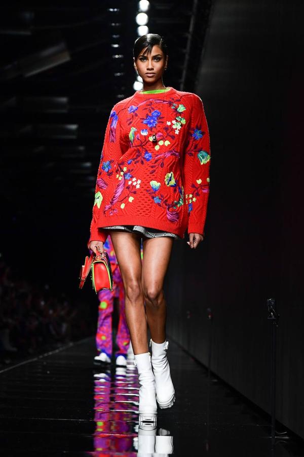 Looks total 'black' y el dúo azul-rojo en los diseños de Versace se vieron en la pasarela de Milán. La diseñadora italiana da protagonismo también al estampado floral y al print animal de cebra combinado con grandes gafas y bolsos tanto para mujeres como para hombres. 