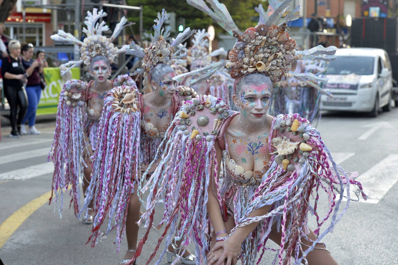 Fotos: Plumas, lentejuelas y sátira en el desfile más importante del Carnaval de Cabezo de Torres