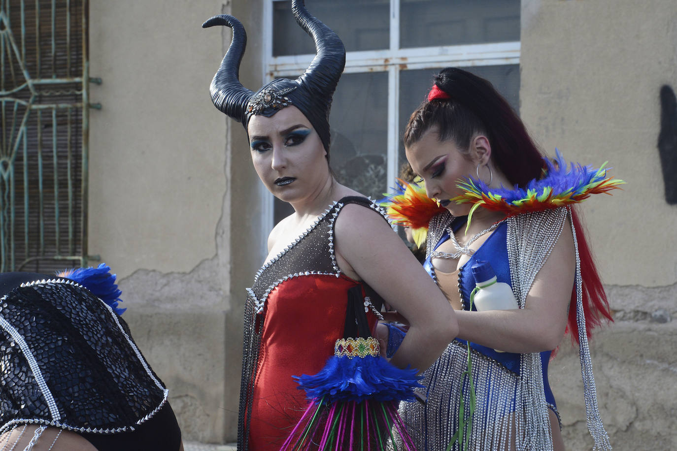 Fotos: Plumas, lentejuelas y sátira en el desfile más importante del Carnaval de Cabezo de Torres