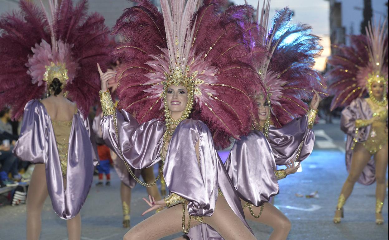 Las componentes de una comparsa desfilan por las calles de Cabezo de Torres, este martes.