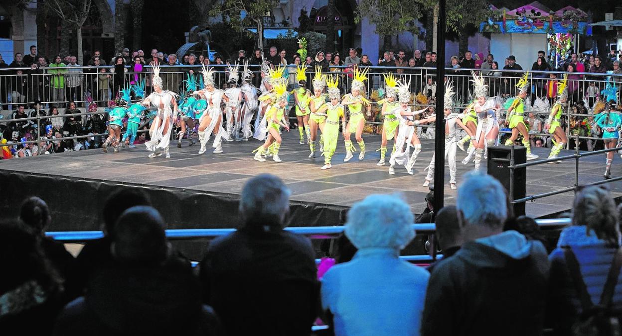 Desfile y baile en el carnaval de Cartagena, que acaba hoy