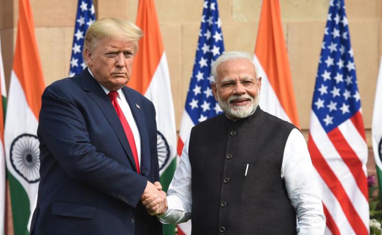 El presidente de EE UU, Donald Trump, estrecha la mano al primer ministro de India, Narendra Modi. 