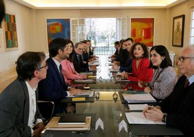 Imagen secundaria 1 - Reunión de la mesa de diálogo en la Moncloa. 