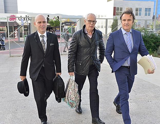 Juan Pedro Collado, entre los abogados Mariano Bó y Vicente Sanmartín. 