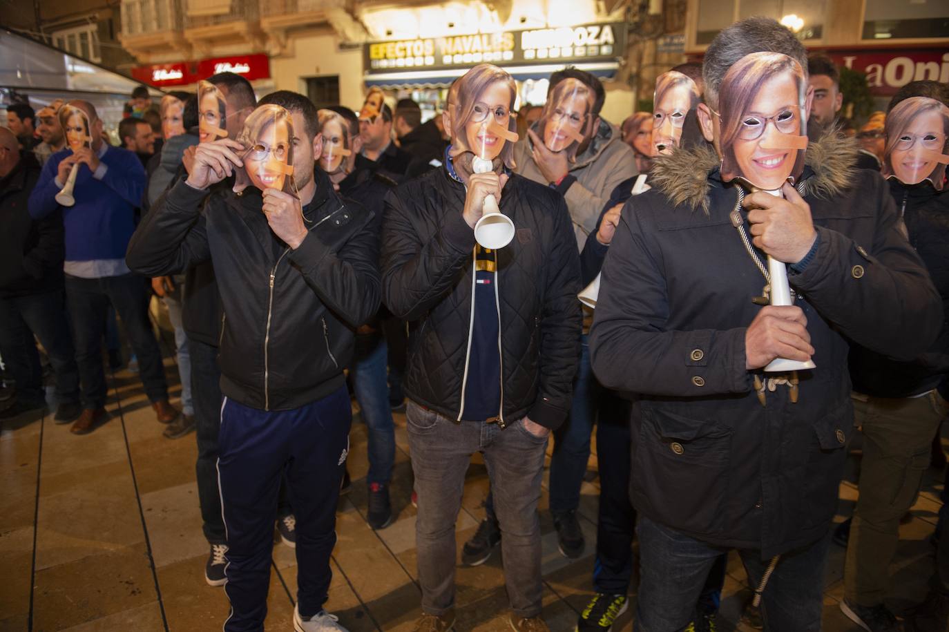 Fotos: Un centenar de funcionarios de Cartagena boicotean el acto de La Llamada
