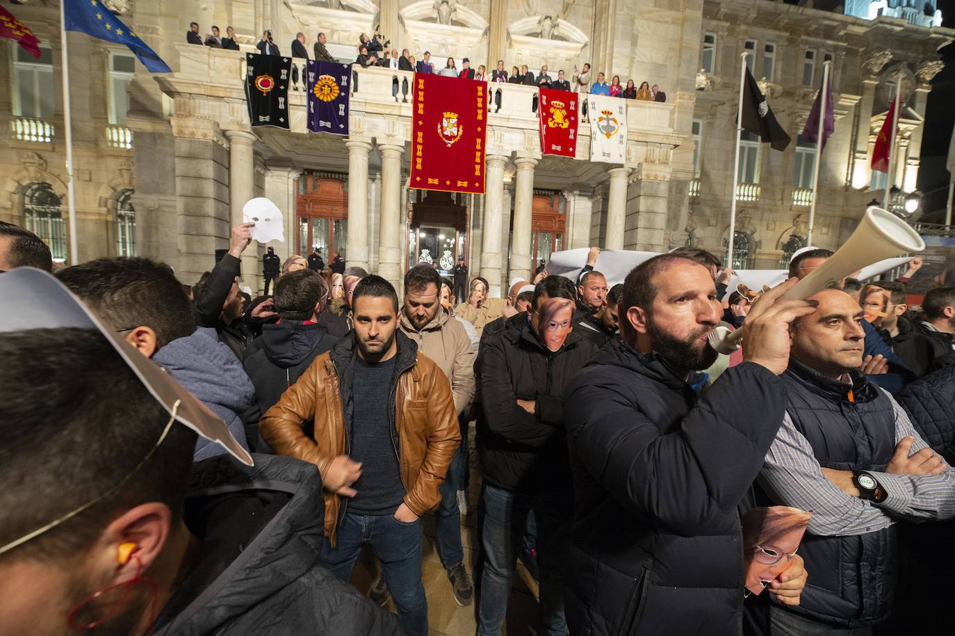 Fotos: Un centenar de funcionarios de Cartagena boicotean el acto de La Llamada