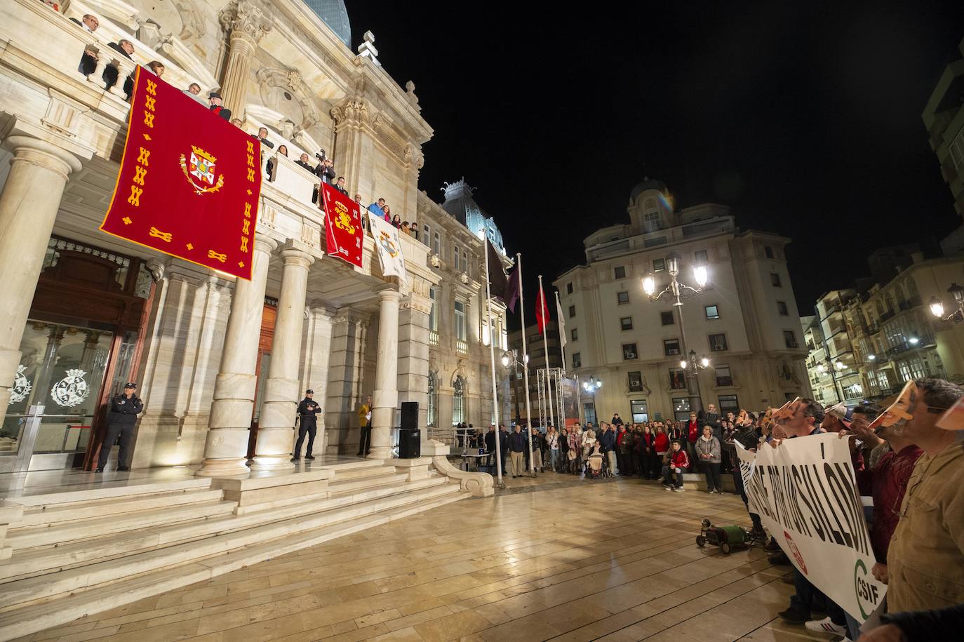 Fotos: Un centenar de funcionarios de Cartagena boicotean el acto de La Llamada