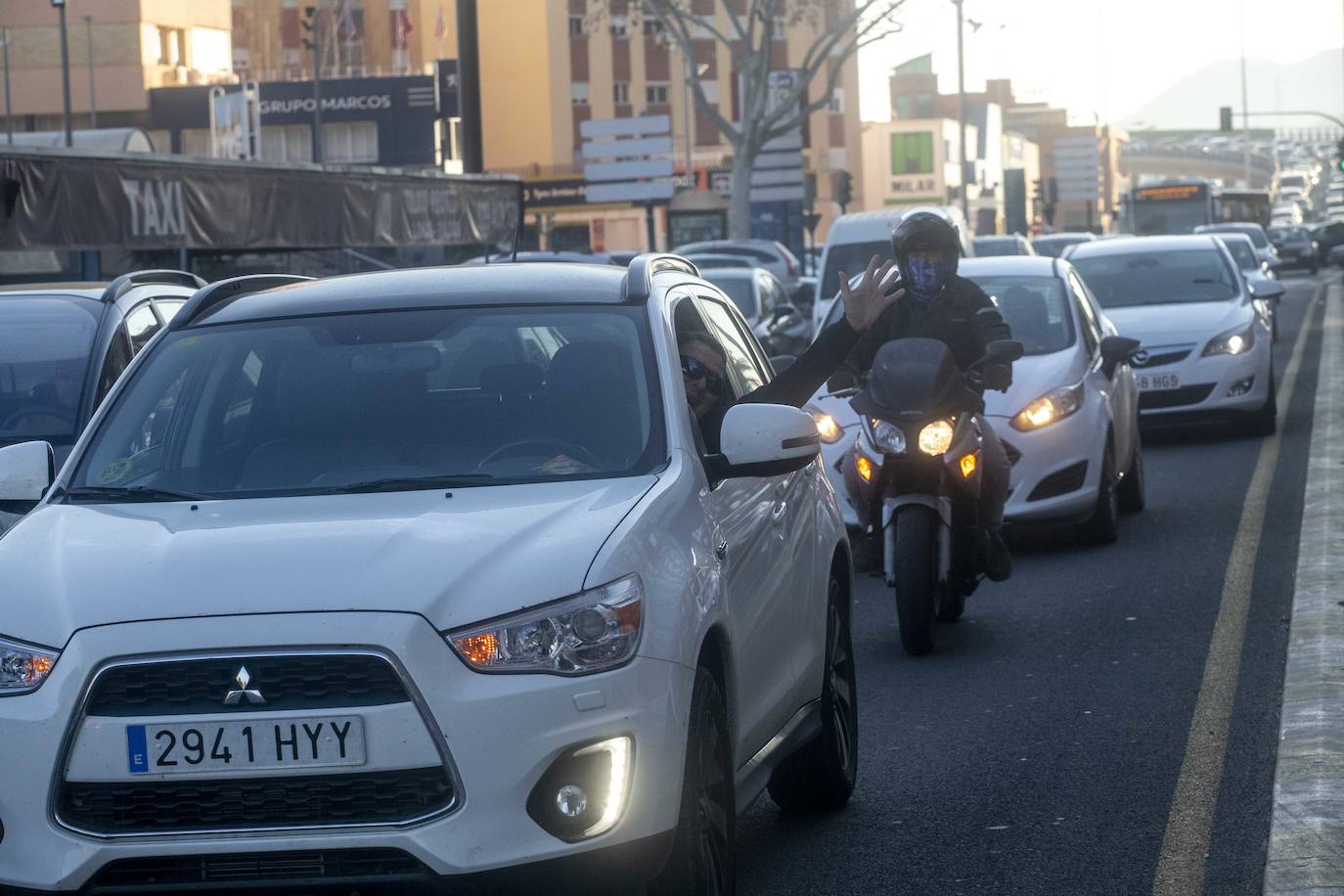 Fotos: La manifestación de los funcionarios provoca retenciones en Cartagena