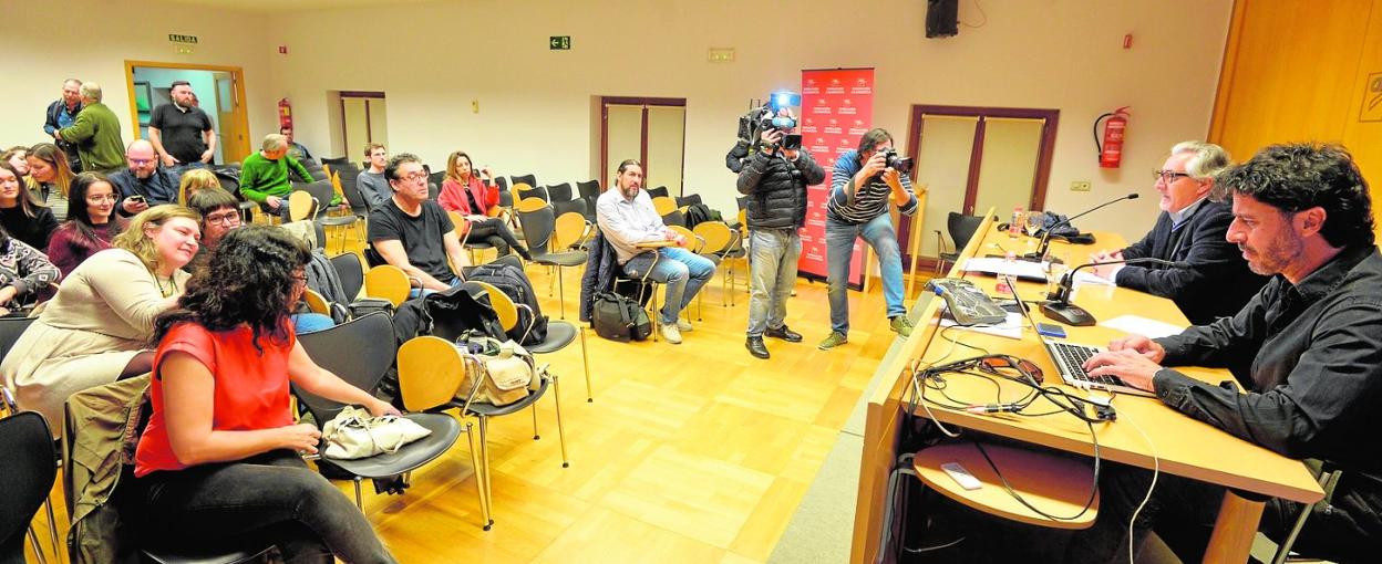 Morenatti (1d), en su charla ayer dentro de las XIV Jornadas de Fotoperiodismo de la Asociación de Informadores Gráficos de Prensa.
