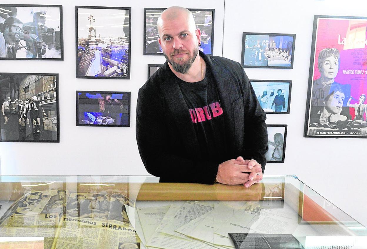 El realizador Alejandro Ibáñez, hijo de Chicho Ibáñez, ayer, en la Biblioteca Regional. 