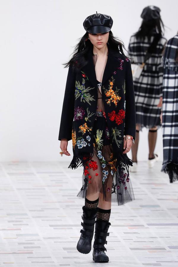 Maria Grazia Chiuri presentó la nueva colección de inspiración boho con vestidos hasta los pies, flecos, bandanas y peinados naturales. Dior propone también la corbata, el estampado de cuadros y los gorros a la francesa como las próximas tendencias.