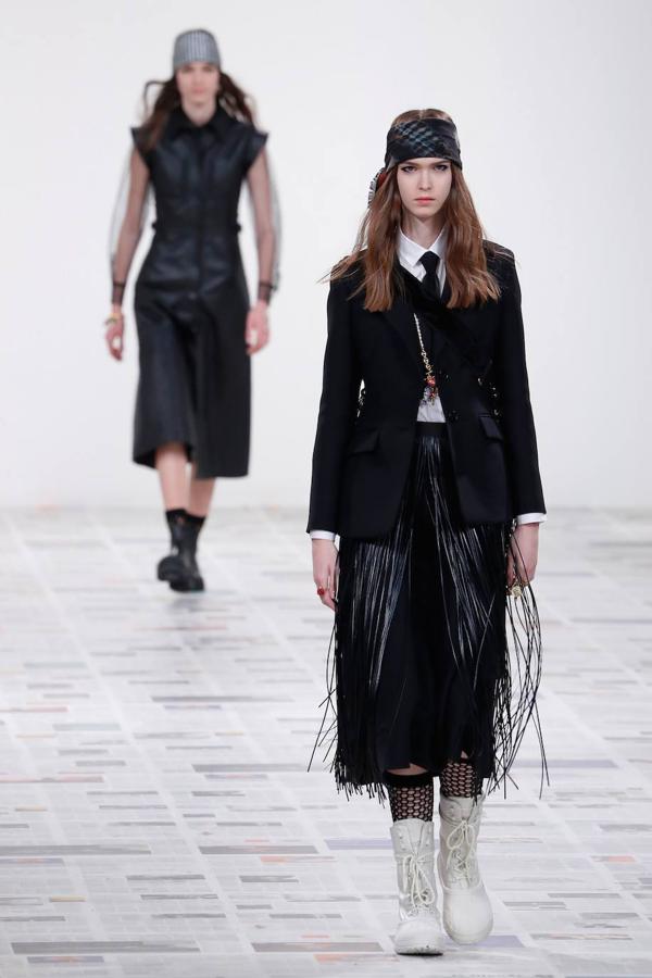 Maria Grazia Chiuri presentó la nueva colección de inspiración boho con vestidos hasta los pies, flecos, bandanas y peinados naturales. Dior propone también la corbata, el estampado de cuadros y los gorros a la francesa como las próximas tendencias.