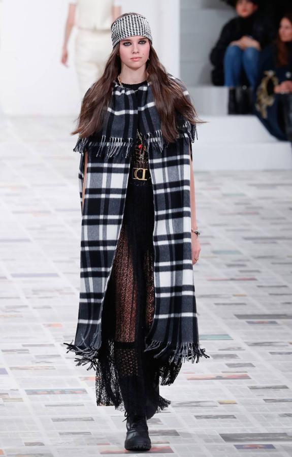 Maria Grazia Chiuri presentó la nueva colección de inspiración boho con vestidos hasta los pies, flecos, bandanas y peinados naturales. Dior propone también la corbata, el estampado de cuadros y los gorros a la francesa como las próximas tendencias.