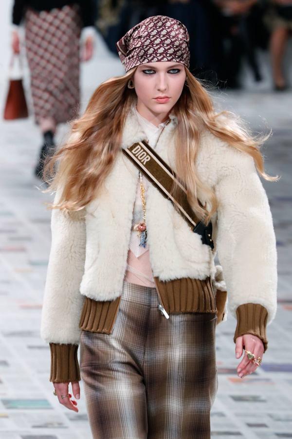 Maria Grazia Chiuri presentó la nueva colección de inspiración boho con vestidos hasta los pies, flecos, bandanas y peinados naturales. Dior propone también la corbata, el estampado de cuadros y los gorros a la francesa como las próximas tendencias.