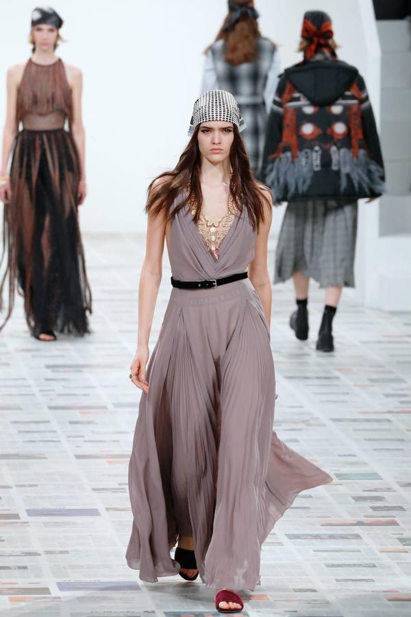 Maria Grazia Chiuri presentó la nueva colección de inspiración boho con vestidos hasta los pies, flecos, bandanas y peinados naturales. Dior propone también la corbata, el estampado de cuadros y los gorros a la francesa como las próximas tendencias.