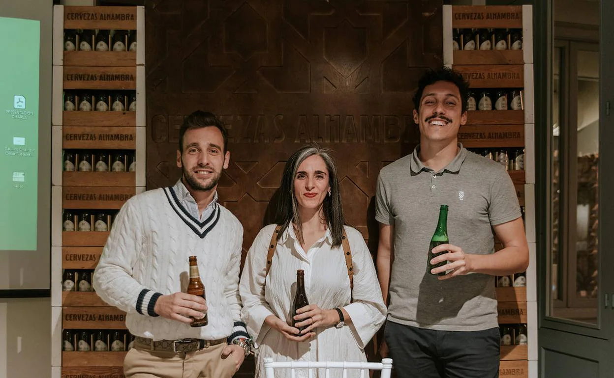 Los encargados de Descubriendo Murcia, en colaboración con Cervezas Alhambra. 