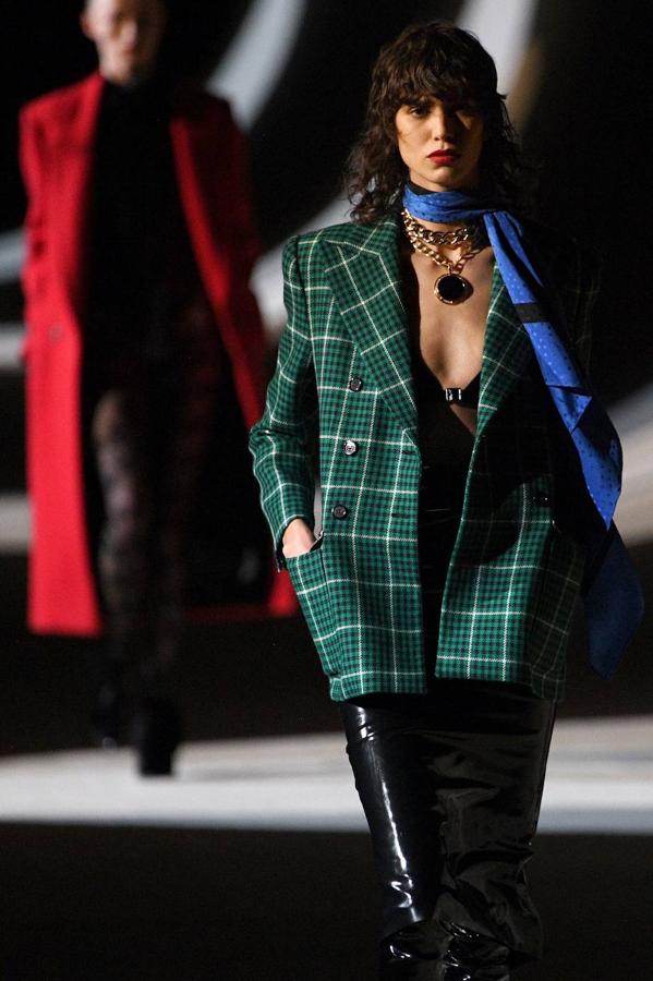 Yves Saint Laurent trae los 80 a la pasarela de la fashion week de París. En el desfile de a firma francesa destaca el cuero que los plasma en todo tipo de prendas, los pantalones y vestidos ceñidos, las blusas con el cuello lazado, y las chaquetas con hombreras.